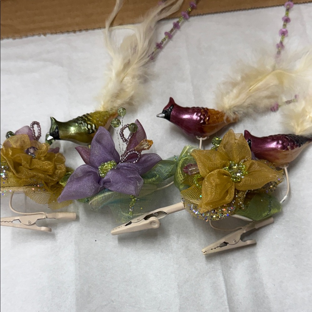 ⭐️collection of 3 decorative clip-on bird and floral ornaments,